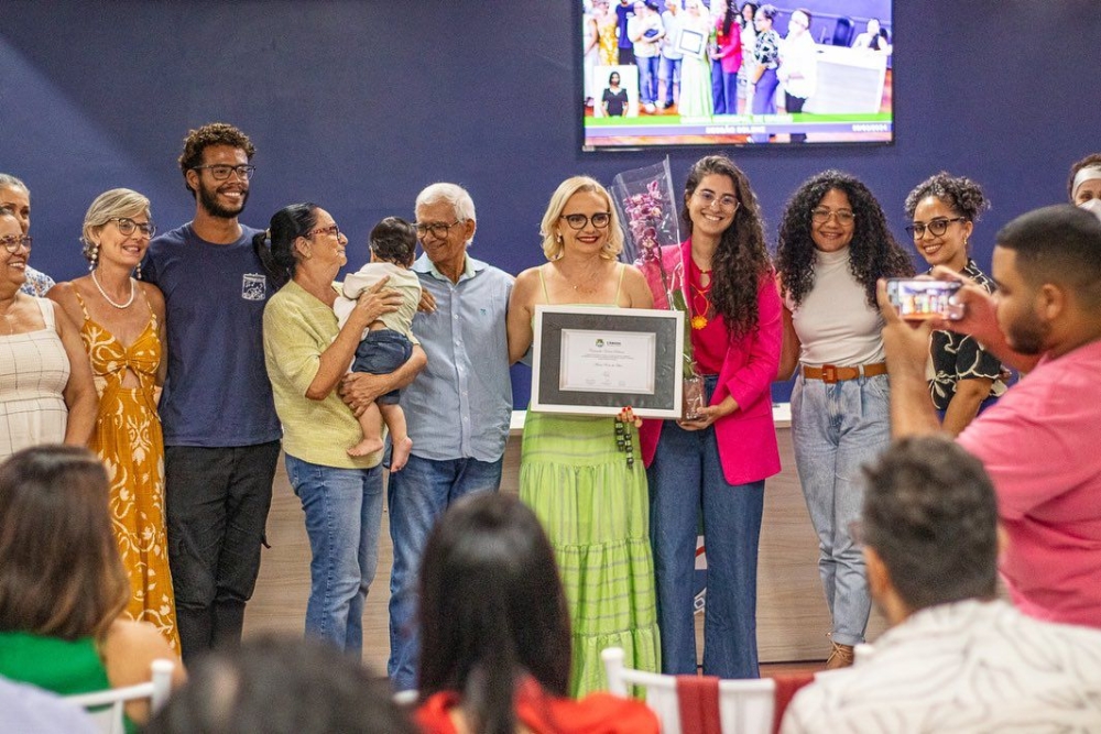 Coordenadora do projeto, Maria Rosa, é homenageada com a Comenda Noraci Pedrosa