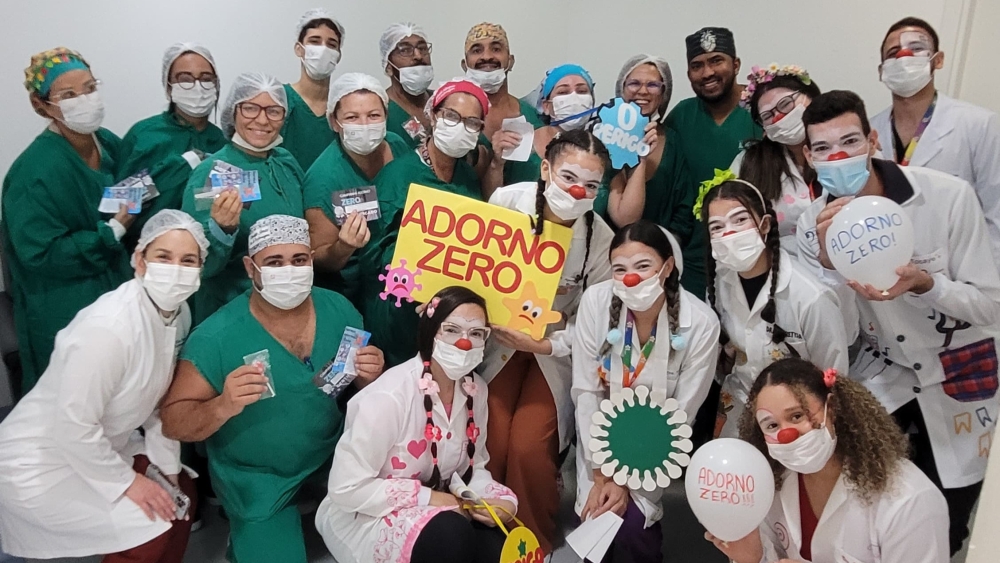 Integrantes realizam ação no Hospital Metropolitano em alusão a Campanha do Adorno Zero